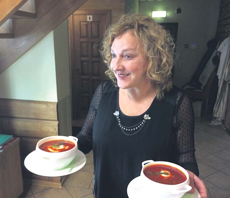 Maire viib suppi lauda. Fotod: INNO TÄHISMAA