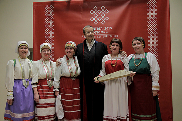 President Toomas Hendrik Ilves on oma embusse haaranud udmurdi (vasakul pool) ja karjala naised.    Foto: PRESIDENDI KANTSELEI
