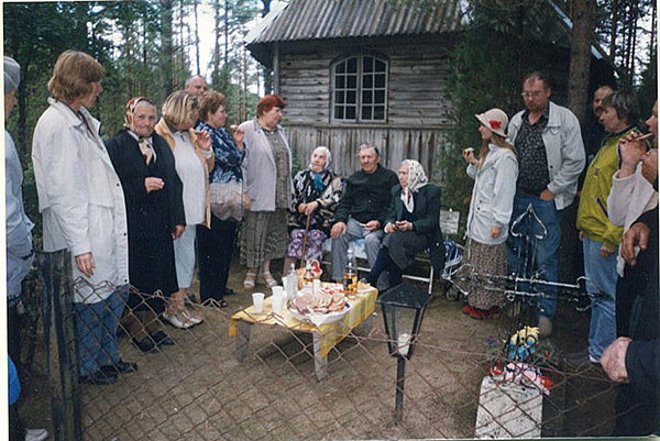 Paasapäeva laupäeval istutakse Puutli kiriku juures pisikese laua taha pruukosti võtma ja rääkima. Foto: ERAKOGU