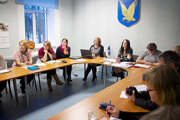 Hetk reedel Antslas toimunud linnaruumiteemaliselt ümarlaua arutelult, pildil ülal keskel vapi all istub arutelu juhatanud Antsla haljastusspetsialist Liana Neeve, tema kõrval vasakul kolleeg Valgast Anne Vaigre ja paremal Antsla maakorraldaja Ester Hommik. Vapil Antsla vapiloom haugas, millel näha punased küüned. 	    Foto: INNO TÄHISMAA