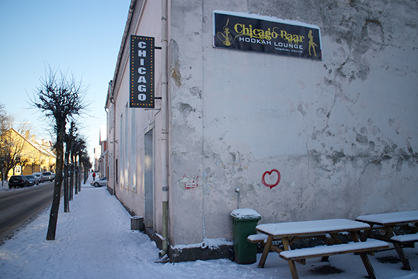 Chicago baar endises Avangardi kino majas Võru linnas Tartu tänaval on peale selle avamist kaks aastat tagasi olnud liigse lärmakuse tõttu pinnuks silmas kohalikele elanikele.   Foto: INNO TÄHISMAA