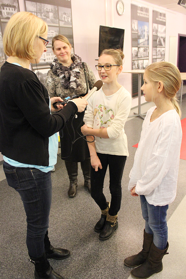 Nora Peri, Anita Lõhmus ja tema ema annavad intervjuud Vikerraadiole.  Foto: BIRGIT PETTAI