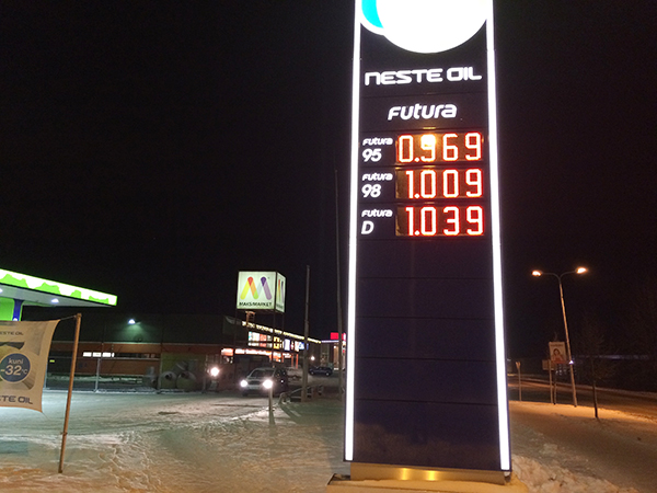 Neste tankla teisipäeva hilisõhtul – bensiini hind 0,969 eurot. Foto:INNO TÄHISMAA