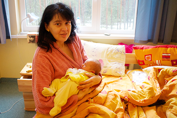 Möödunud aasta viimane sünnitaja Marija Nikolajeva koos pisikese Olegiga eile hommikul Lõuna-Eesti haigla sünnitusosakonna perepalatis.