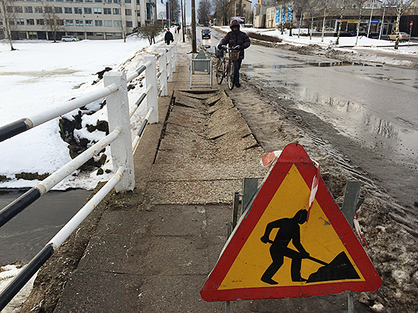 Purunenud kõnniteeosa Vabaduse tänava sillal.    Foto: INNO TÄHISMAA