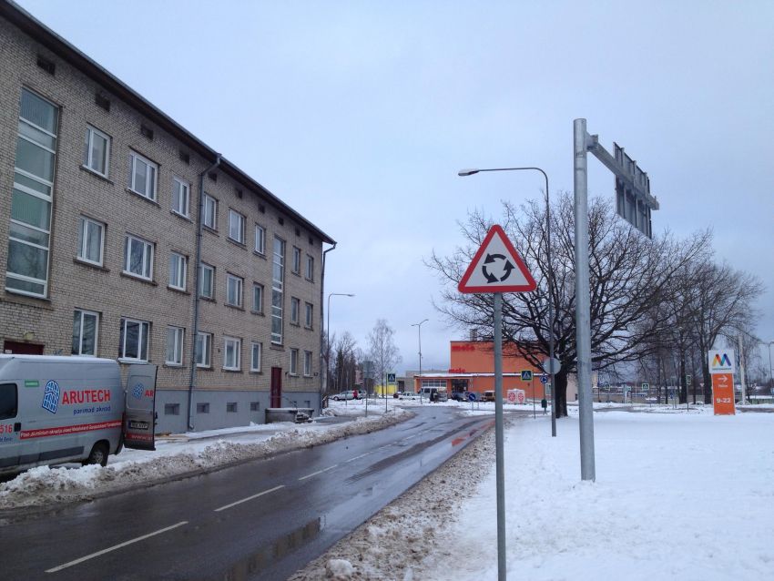 Tormituul on suunaviida lükanud tänavaga sellise nurga alla (fotol ülal paremal), et autojuht seda ei märka.  Foto: VÕRUMAA TEATAJA 
