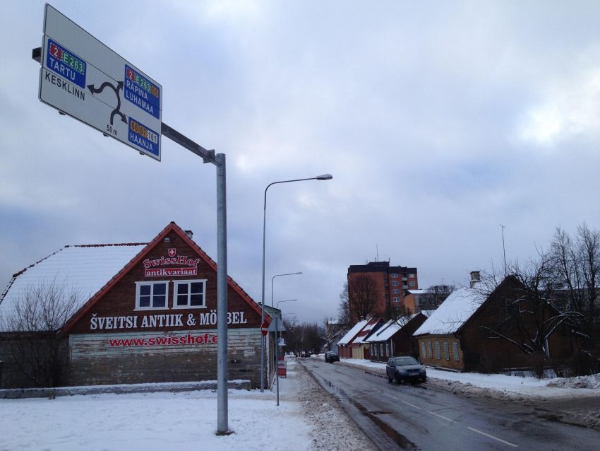 Suunaviit vaadatuna Paju tänavalt järve suunas.  Foto: VÕRUMAA TEATAJA