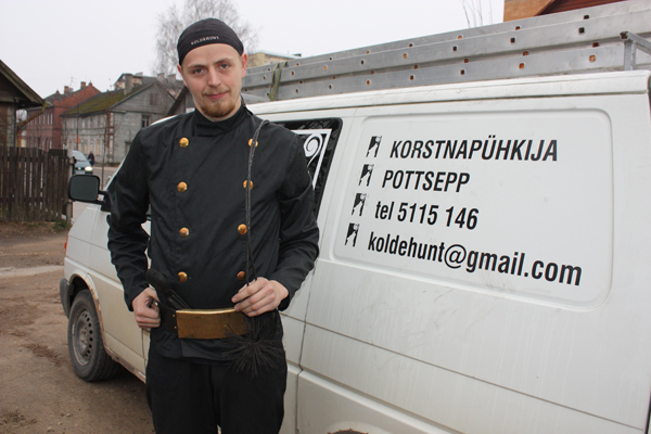 Koldehunt tuleb! Kuigi kütteperiood on ammu alanud, õigemini juba poole peal, käib küttekollete ja korstnate pühkimine edasi.  Foto: JOOSEP AADER