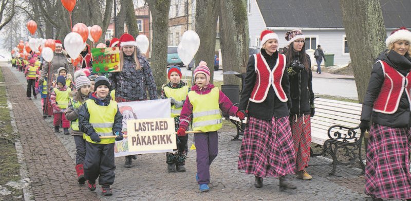 Päkapiku pidulik rongkäik 25. veebruaril kulges mööda Vabaduse, Kreutzwaldi ja Jüri tänavat. Esiplaanil paremalt kolmas lasteaia direktriss Merike Kaver. Foto: Võrumaa Teataja