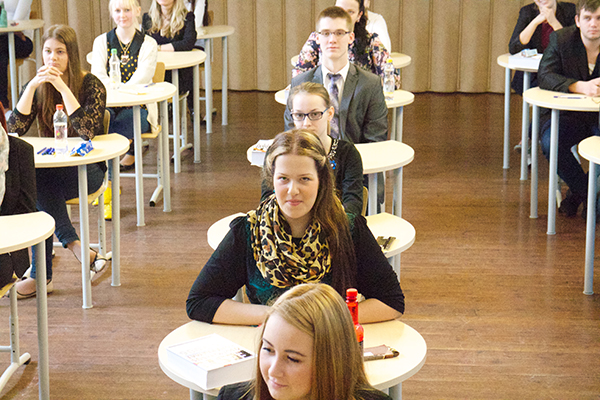 Parksepa keskkooli abituriendid kooli aulas mõned minutid enne haridusministri sõnavõttu ja riigieksami algust.    Foto: INNO TÄHISMAA