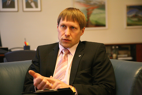 Võru maavanem Andres Kõiv vahetult pärast ametisseasumist oma töökabinetis 2010. aasta sügisel. Tõenäoliselt tuleb tal jätkata nüüdki viis järgmist aastat.    Foto: INNO TÄHISMAA