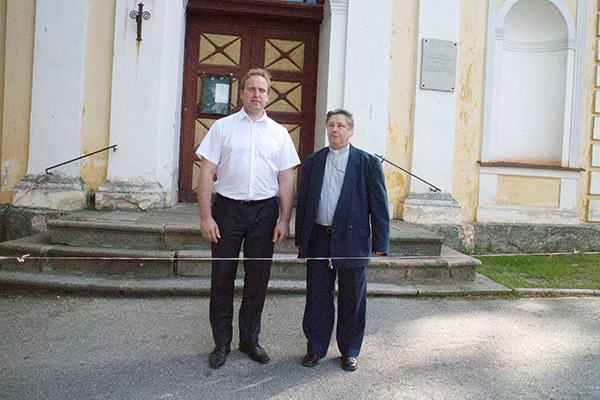 Kaks meest ja üks kirik. Linnapea Anti Allas (vasakul) ja Võru Katariina koguduse õpetaja Andres Mäevere varisemisohtliku kiriku ees kiriku rekonstrueerimise plaani pidamas.  Foto: IRJA TÄHISMAA