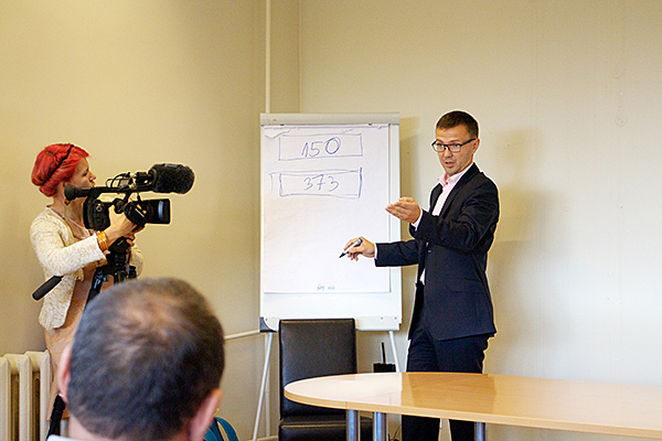 Sotsiaalministeeriumi asekantsler Rait Kuuse tegi eile Võru omavalitsusjuhtidele selgeks, kui palju pagulasi võib üldse Eestisse tulla. 	  Foto: Võrumaa Teataja