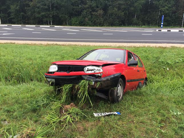 Läbi kraavi sõitnud Volkswageni teekond lõppes kraavipervel.
