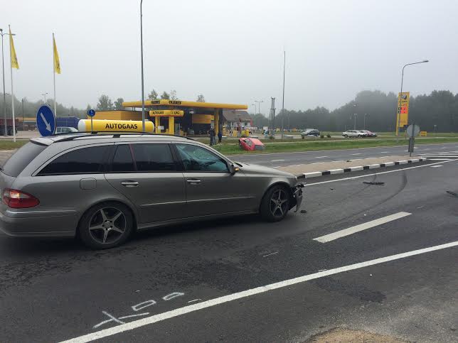 Peateele välja sõitnud Mercedese juures on näha Volkswageni teekond üle ohutussaare ja vastassuunavööndi kraavi. Fotod: INNO TÄHISMAA