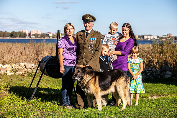 Lõuna-Eesti vahvaima vanaisa konkursil rahvalt 770 toetushäält saanud kaitseliitlane Matti Ellisaar oma koduõuel koos abikaasa Heli, tütar Kairiti ja lastelastega.   Foto: ANDREI JAVNAŠAN