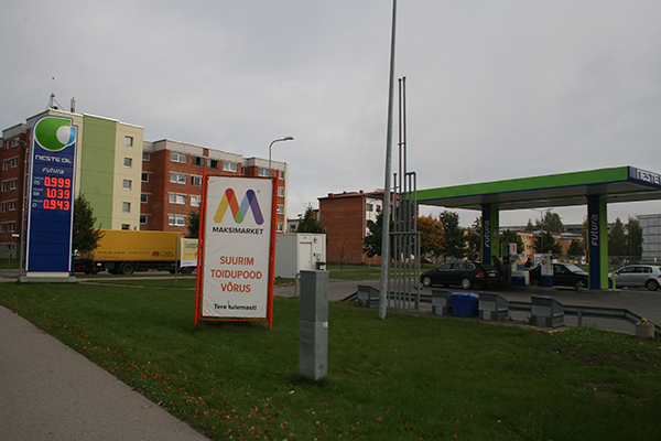 Kõige soodsam kütus oli eile hommikul Võru Mak-simarketi juures asuvas Neste Oil automaattanklas. Ka kütuseostjaid oli pidevalt ning hetketi tekkis isegi järjekord.	 Foto: VÕRUMAA TEATAJA