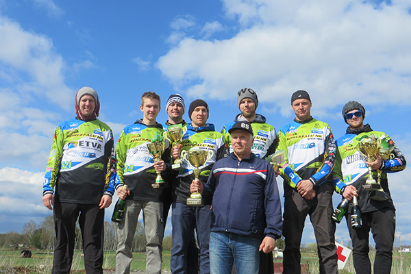 Sõmerpalu motoklubi enduuromeeskond pärast autasutamist. Pildil vasakult Veiko Rääts, Reio Timmi, Timo Hermlin, Priit Palatu, Martin Leok, Riho Kollist, Elary Talu, esiplaanil enduurotiimi pealik Aivar Leok. Foto: ERAKOGU