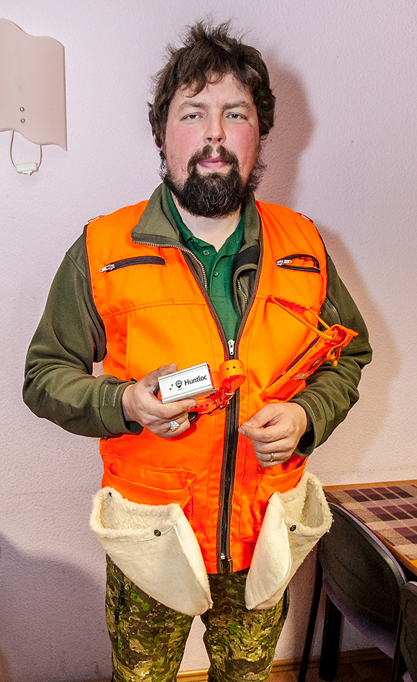Firma Huntloc meeskonna juht Herko Sunts näitab avatud mobiilitaskuga jahimehevesti (100 eurot) ning koera jälgimisseadet (249 eurot).        Foto: ANDREI JAVNAŠAN