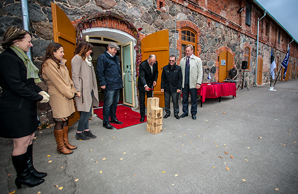 Tsenter kuulutati avatuks kell 12.50 pärast naela tsentrisse löömist.  Foto: ANDREI JAVNAŠAN