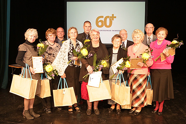 Võru pensionäride päevakeskuse looduspäev tunnistati laureaadiks eakate festivali Hoiame Kokku konkursil „Aastad täis sära ja väärikust” kategoorias „Teadmised”. Paremalt kolmas Võru pensionäride päevakeskuse juhataja Astrid Hurt. Üritus toimus Tallinnas Salme kultuurikeskuses.   Foto: ERAKOGU