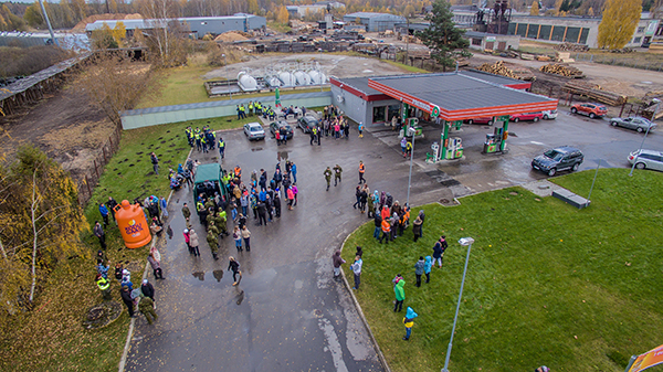 Otsingute staap eile pärastlõunal Võrus Pikal tänaval Premium7  tankla juures. Eilsel otsingul osales üle paarisaja inimese.Foto: ANDREI JAVNAŠAN