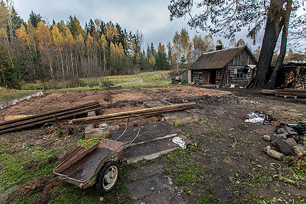 Neljapäeval, 22. oktoobril oli ahervaremest alles vaid vundament. Männipuu tüvi ja puuriit olid kuumuses kahju saanud. Perenaine on end sisse sättinud saunas.  Foto: ANDREI JAVNAŠAN