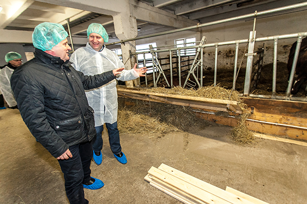 Metsavenna talu peremees Meelis Mõttus ja maaeluminister Urmas Kruuse Lõunapiimas, kus peatselt hakatakse piima kilesse pakendama, kavas on ka juustutegu.