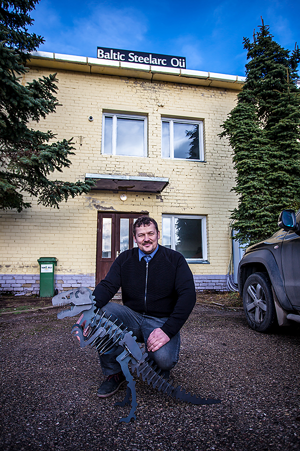 OÜ Baltic Steelarc juhataja Vjatšeslav  Andritski koos metallist dinosaurusega, mis on välja lõigatud uue laserlõikuriga.  Foto: ANDREI JAVNAŠAN