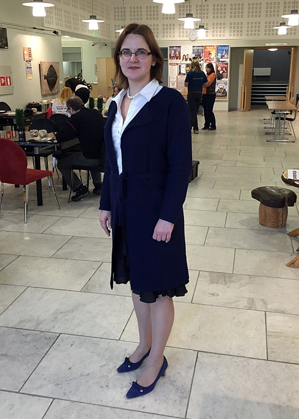 Liisa Pakosta laupäeval Kandle kohviku ees.            Foto: KADI ANNOM