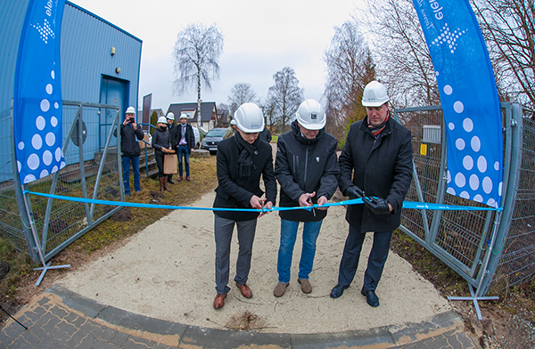 Lindi lõikavad läbi Kristo Külljastinen Elektrilevist, Aavo Kask ehitajate esindajana ning Võru linnapea Anti Allas.   Foto: ANDREI JAVNAŠAN