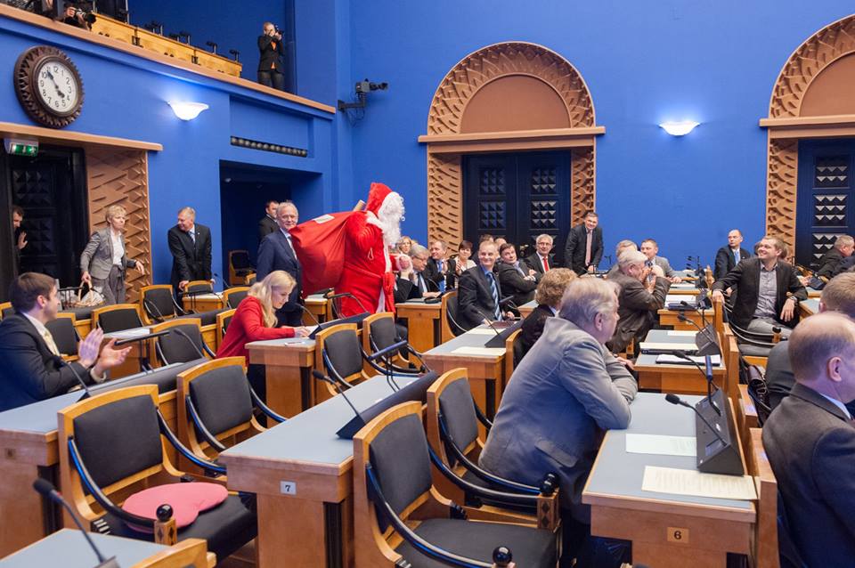 Nii nagu kõik suured ja väikesed järgmisel nädalal kodudes mõtlevad, nii arutletakse täna meilgi - kas Ta ikka tuleb? Mis Ta sel aastal toob? FOTO: RIIGIKOGU