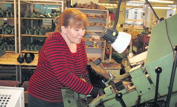 Endise mitmesaja töötajaga ettevõtte töötajad jätkavad tootmisosakonnas jalatsite tootmist nii uute kui ka vanade seadmetega. Foto: ANDREI JAVNAŠAN