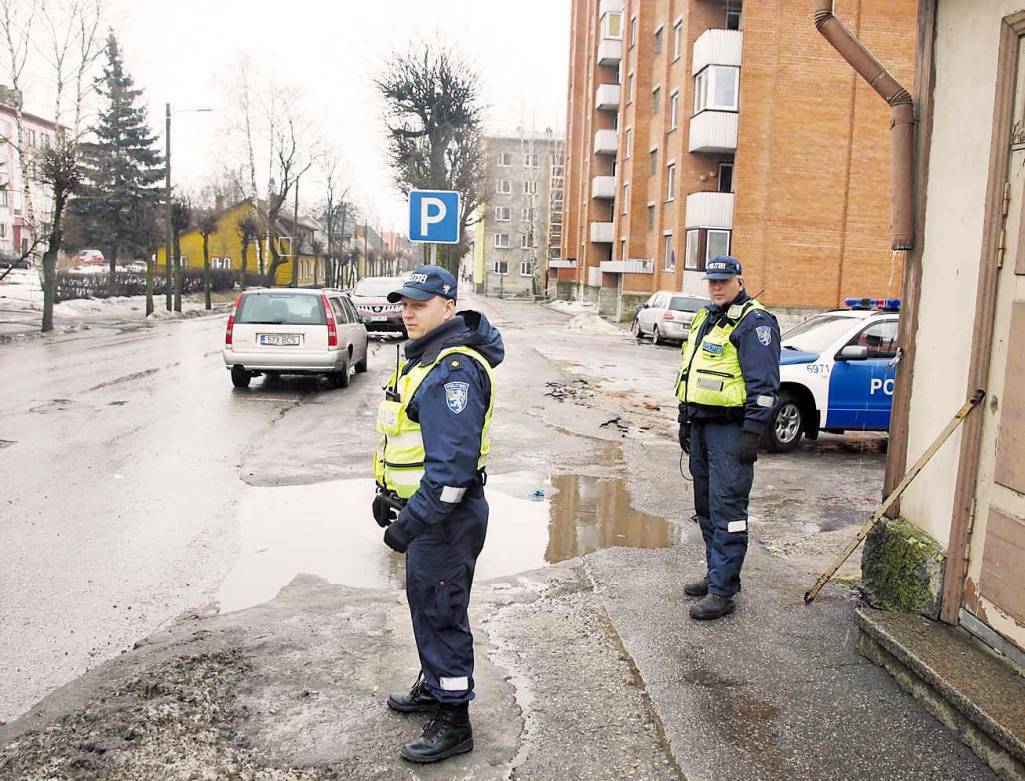 Võru politseijaoskonna politseinikud Moris Uibo (vasakul) ja Ain Teppo 2012a Võrus autode turvavarustuse kasutamist jälgimas. Foto: Võrumaa Teataja