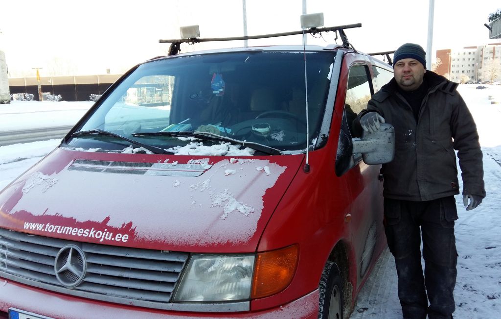 OÜ Torumees Koju juhataja Kalmer auto juures, mis tuiskab appi kõigile abivajajatele 24 tundi ööpäevas. FOTO: Võrumaa Teataja