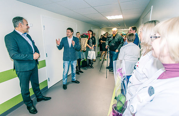 Maavanem Andres Kõiv kinnitas Lõuna-Eesti haigla  juhatuse liikmele Arvi Vaskile, et haigla on olnud Kagu-Eesti  tulevikule mõeldes heas mõttes „lipulaev”. Foto: ANDREI JAVNAŠAN