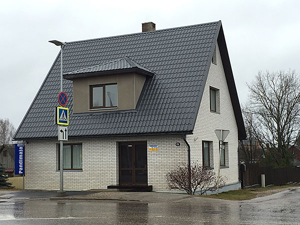 Võru linna staažikaim pandimaja asub praegu Vilja tänaval ja tähistab kevadel 23. sünnipäeva.         Foto: KADI ANNOM