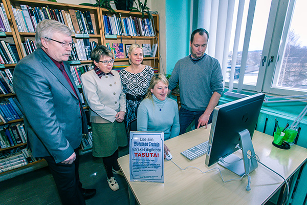 Võrumaa Teataja veebitoimetaja Aigar Nagel (paremalt), keskraamatukogu arendusjuht Merle Koik, teenindusosakonna juhataja Tuuli Kütt, keskraamatukogu direktor Inga Kuljus ja Võrumaa Teataja peatoimetaja Kalev Annom.   Foto: ANDREI JAVNAŠAN