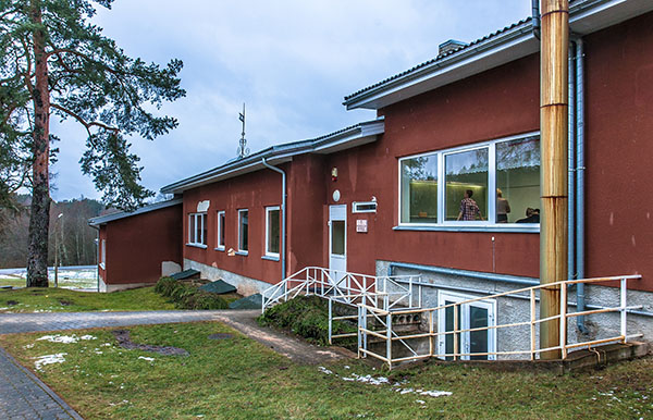 Sõmerpalu kool sulgeb järgmisel aastal uksed, õpilased jätkavad edaspidi Osula põhikoolis. Kooli direktor Anti Ossis näeb Sõmerpalu koolihoone tulevikku kogukondliku kultuuri- ja spordikeskusena.         Foto: ANDREI JAVNAŠAN