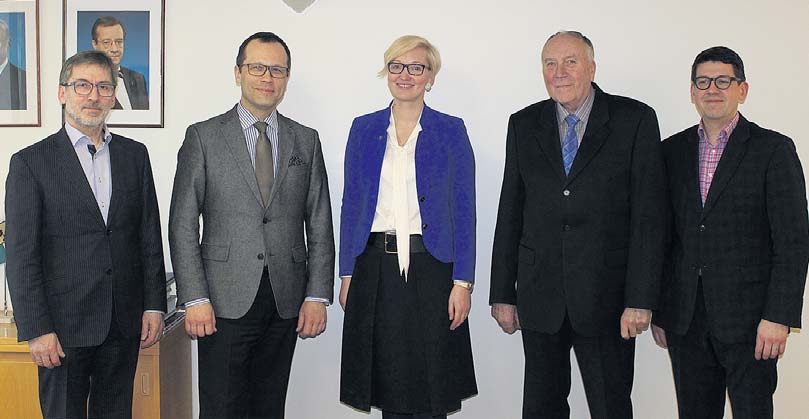Pildil vasakult paremale: Kalev Kreegipuu (1993–1998), Urmas Klaas (2004–2007), Ulla Preeden (maavanem aastast 2011), Mart Madissoon (1998–2003), Priit Sibul (2007–2011). Pildilt puudub Margus Leivo (1990–1993). Foto: PÕLVA MAAVALITSUS