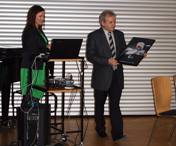 Võru Kandle juht Heiki Kelp ja turundusjuht Aire Kokk jagasid koosviibimise lõpus välja tänumeened kõikidele 2015. aasta Kandle sponsoritele.  Foto: KADI ANNOM