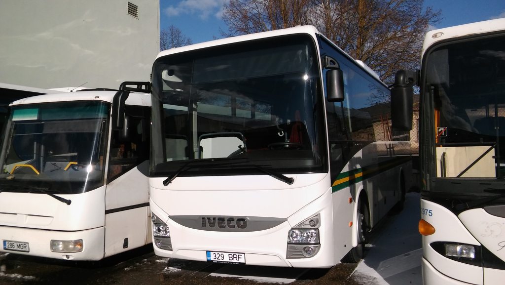 Uued bussid on kohal. Vaidlused liinihanke osas jätkuvad ilmselt veel pikemalt. Võrumaa inimeste jaoks on aga tähtis vaid see, et alates järgmise nädala lõpust saavad nad liikuda punktist A punkti B uute bussidega. Foto: ERAKOGU