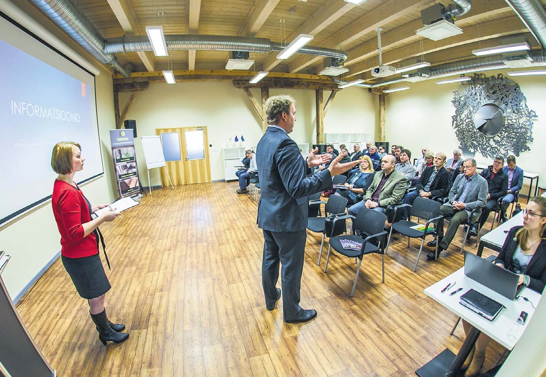 Üldkoosolekul esines Võru linnapea Anti Allas (keskel). Vasakul Võrumaa omavalitsuste liidu juhatuse esimees Mailis Koger. Foto: ANDREI JAVNAŠAN / FOTOSFERA