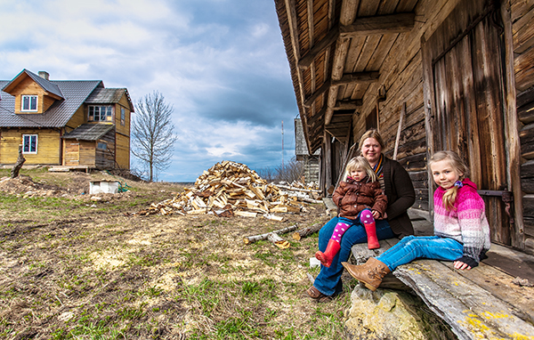 17. aprilli pärastlõunal Youngide talu aidatrepil. Aigi Youngi süles on kaheaastane Elinor. Paremal äsja kuueaastaseks saanud Carmen. 									                            Foto: FOTOSFERA / ANDREI JAVNAŠAN