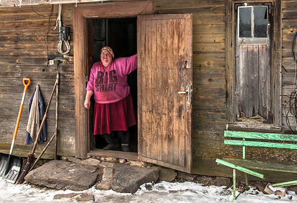 Hele Tamm talu uksel.                    Foto: FOTOSFERA / ANDREI JAVNAŠAN