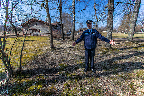 Elar Sarik  näitab Võru raudteejaama juures kohta, kuhu tuleb mälestusmärk.  Foto: FOTOSFERA / ANDREI JAVNAŠAN