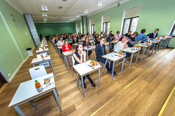 Võru riigigümnaasiumis eile enne eksami algust. Foto: FOTOSFERA / ANDREI JAVNAŠAN