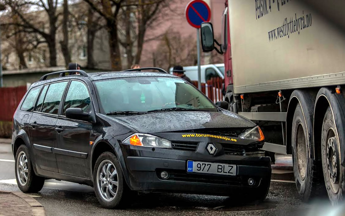Neljapäeva, 21. aprilli hommikul oli avarii Jüri ja Liiva tänava ristmikul, kus puutusid kokku sõiduja kaubaauto. Foto: ANDREI JAVNAŠAN