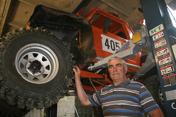 Eugen Kuusik on autodega kihutanud 45 aastat. Tagaplaanil täna stardis olev Suzuki Samurai nr 405, millel Volkswageni mootor. Foto: VÕRUMAA TEATAJA