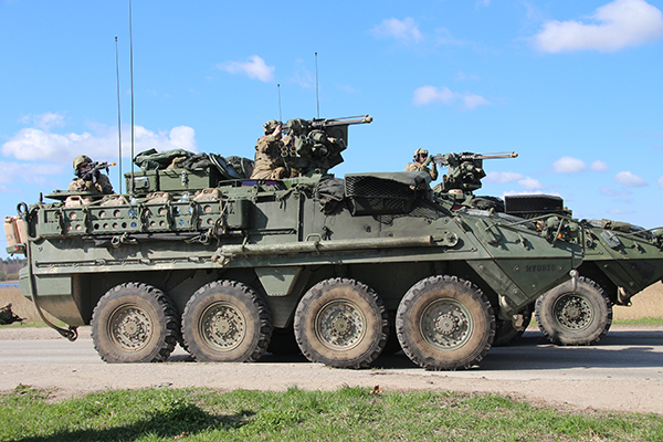 18tonnised USA Stryker soomustransportöörid sõidavad 23. juuni Tamula järve poolt tulles mööda Vabaduse tänavat bussijaama poole. Liitlasüksuste osalemine Võidupüha paraadil koos tehnikaga on Eestis esmakordne. Paraadil osalev kompanii on ka praegusel hetkel Võrus, osaledes suurõppusel Kevadtorm 2016. Foto: ERAKOGU